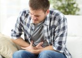 Причины и лечение резких болей в желудке